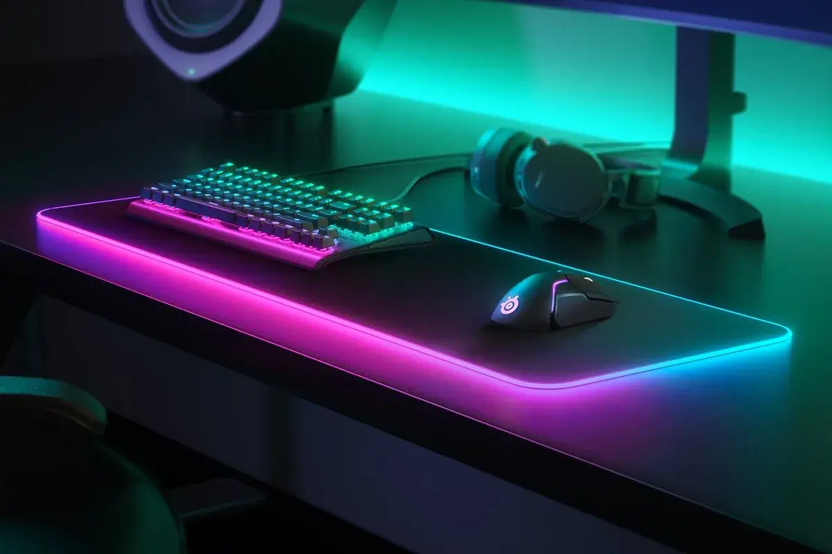  משטח לעכבר גיימינג SteelSeries QcK Prism Cloth RGB XL 900x300x4 QcK Prism Cloth XL 