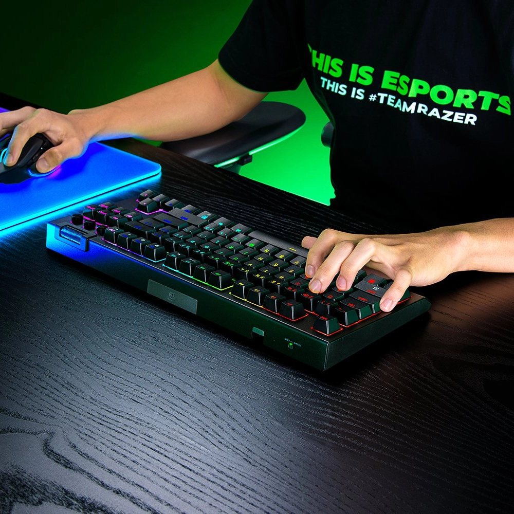 מקלדת גיימינג מכנית אלחוטית דגם BlackWidow V4 Tenkeyless HyperSpeed מבית Razer