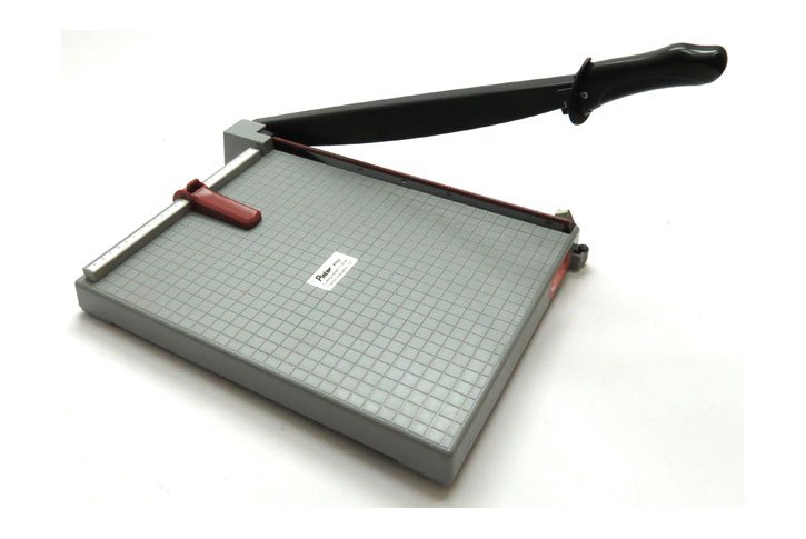 גליוטינה סכין A4 - בסיס פלסטיק - דגם Pinter PT02